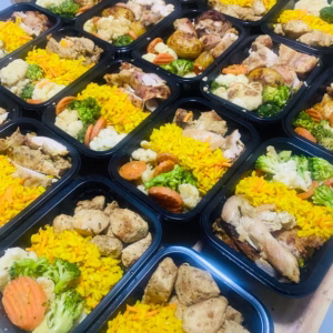 FRANGO ASSADO E ARROZ FUNCIONAL COM LEGUMES